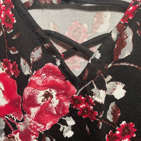 Floral Top 🌻🌻 4 for $25 bundle🌻🌻 - Picture 4 of 5